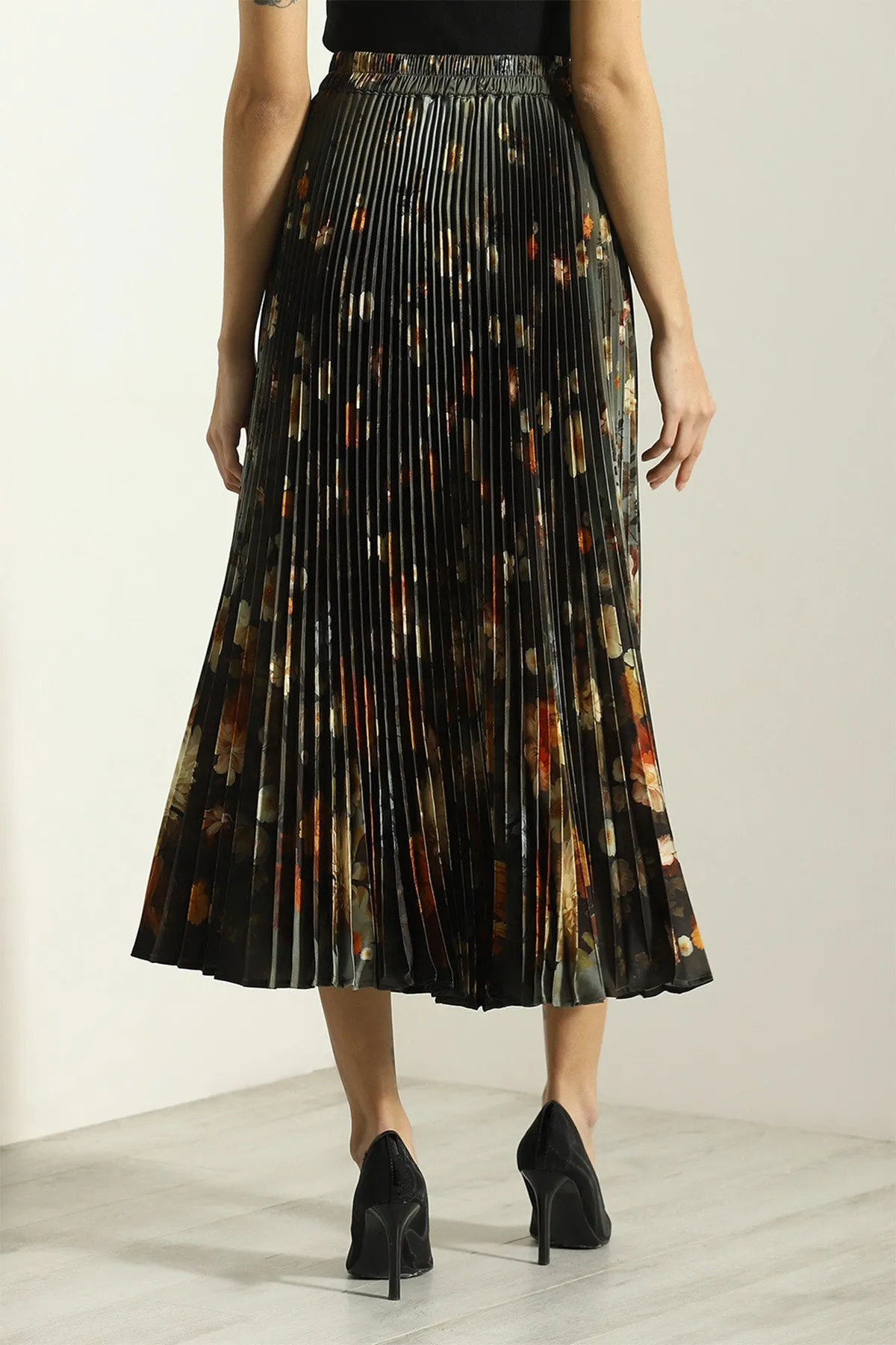 Lunara pleated skirt and black top