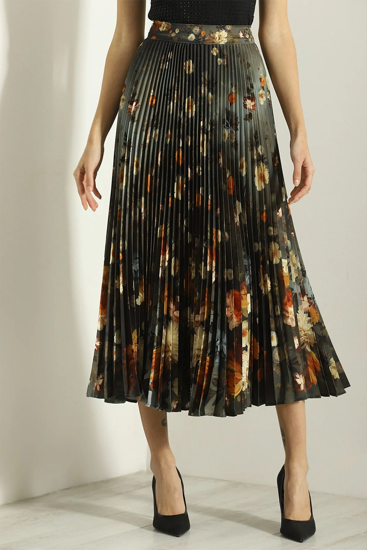 Lunara pleated skirt and black top