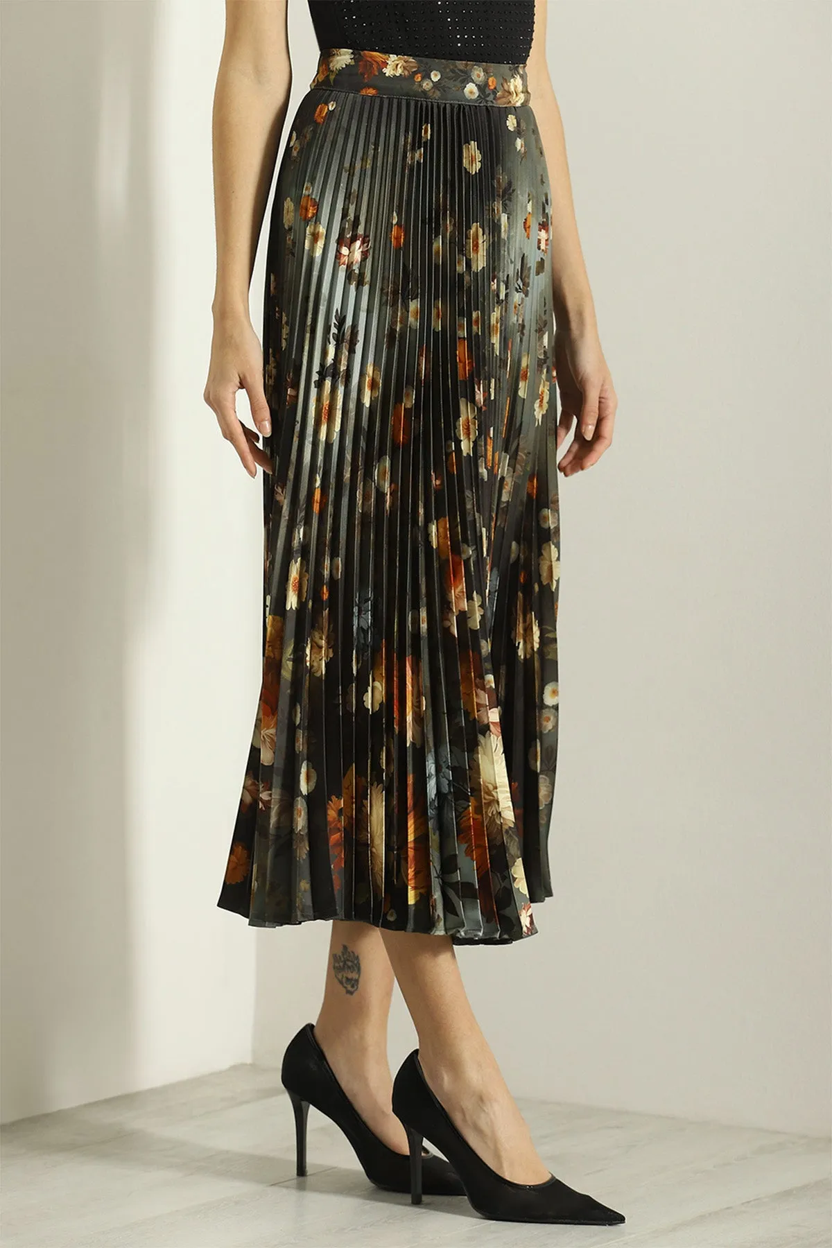 Lunara pleated skirt and black top